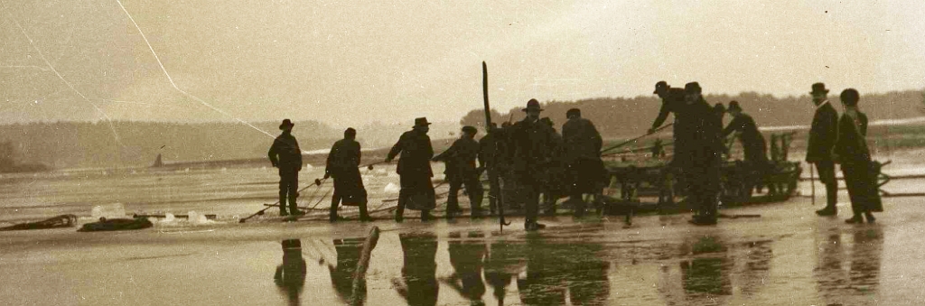 1900-1907 ca CHRISSY CROIL (m. Vlasto) PHOTOGRAPHS OF CROIL AND MITCHELL FAMILY Unidentified figures on shore In or near Milwaukee or the St Lawrence River near Montreal 02.jpg